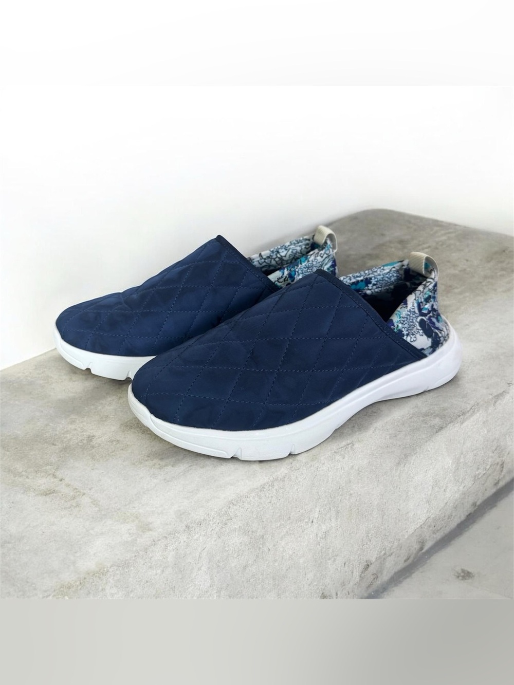 Vera Bradley VB Cloud Quilted Floral Comfort Slip-On Shoes Navy Women’s 8